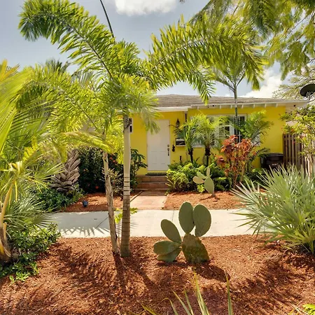 West Palm Beach Home With Fenced-In Yard And Deck!